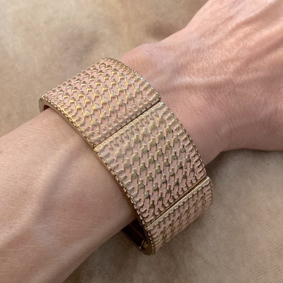 ✅Patterned  stretch bracelet in light pink & gold tone - Picture 1 of 2
